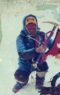 - 在珠穆朗玛峰顶峰停留21小时的传奇夏尔巴AG真人百家家乐app尼泊尔]巴布赤日夏尔巴(图11)