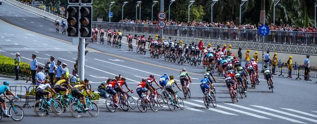 女人正在张家界的深山里生吞蝗虫AG真人app那个涂指甲油的
